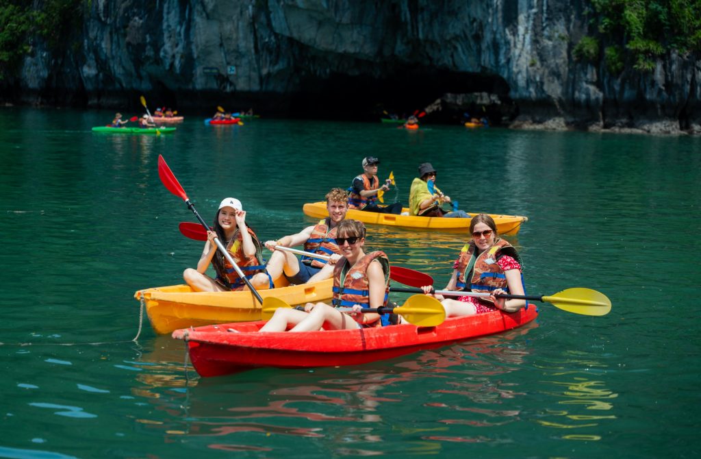 Chèo kayak Vịnh Hạ Long